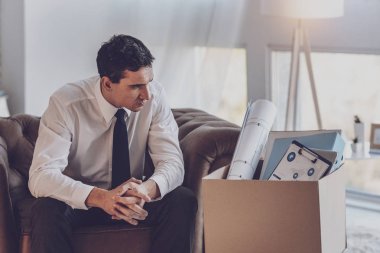 Depresif mutsuz adam onun kutusu bakan