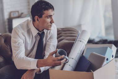 Bir bardak tutan ponponsuz genç adam