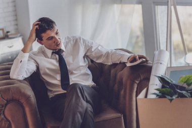 Koltukta oturan üzgün genç adam