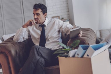 Parmağını ısırma depresif hoş adam