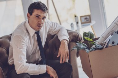 Evde oturan depresif genç adam