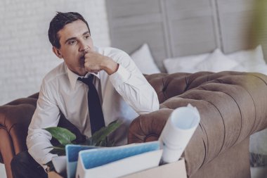 Hayatı hakkında düşünüyor meslektaşlar düşünceli adam