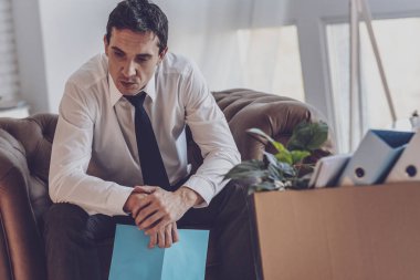 Evde oturan mutsuz düşünceli adam