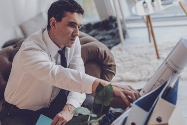 Eski işini hakkında düşünme mutsuz işsiz adam