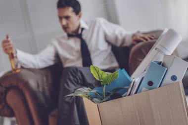 Bir karton kutunun seçici odak