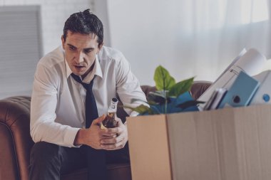 Mutsuz genç adam bira içmek