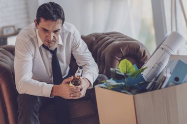 Meslektaşlar mutsuz adam alkol