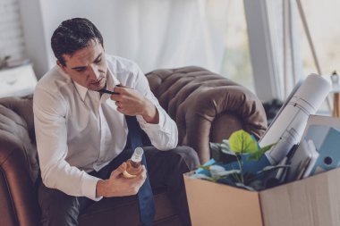 Kravatını alarak ponponsuz üzgün adam