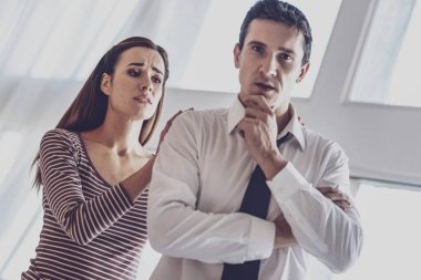 Erkek arkadaşı destek isteyen güzel güzel kadın