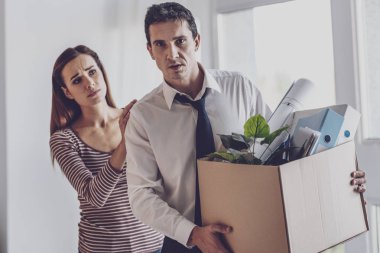 Meslektaşlar genç adam karısını ayakta