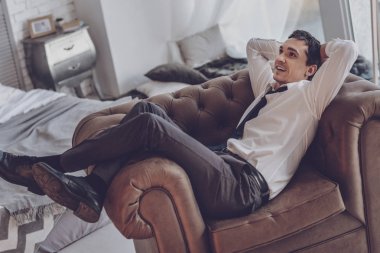 Mutlu genç adam evde istirahat