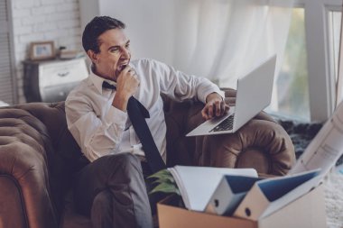 İyi yaşlı adam laptop arıyorum