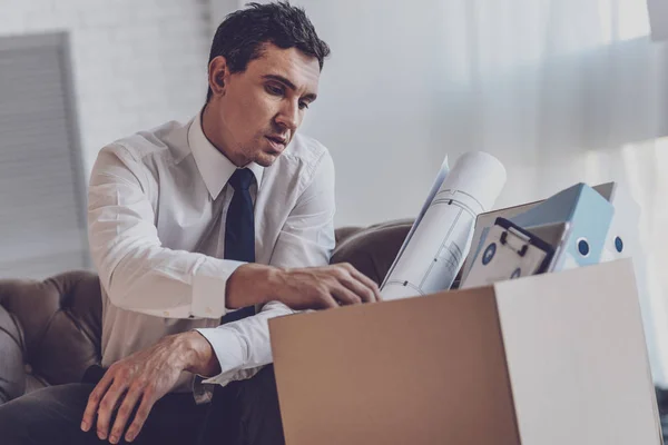 Ongezellig jonge man wezen werklozen — Stockfoto