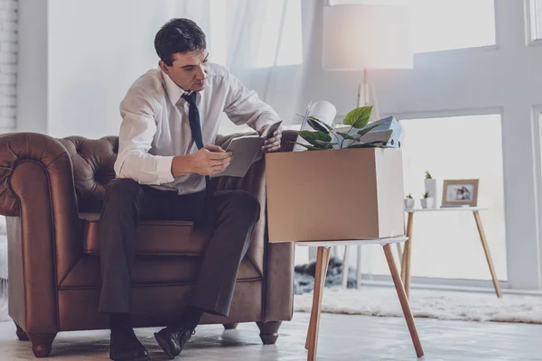 Fröhlicher unglücklicher Mann sitzt zu Hause — Stockfoto