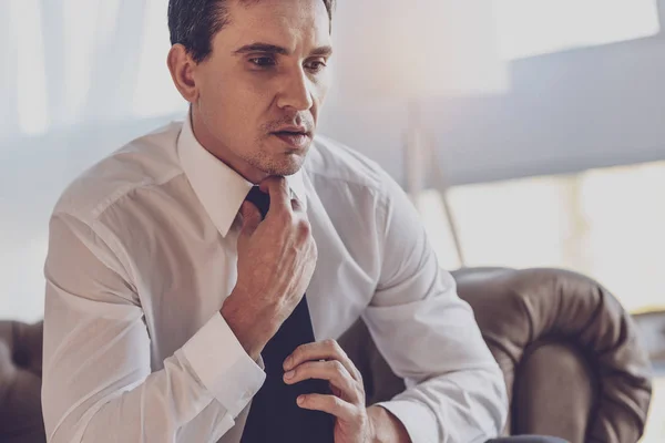 Güzel ciddi adam kravatını sabitleme — Stok fotoğraf