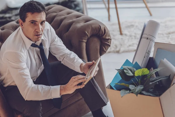 Fotoğrafa bakan güzel hüzünlü adam