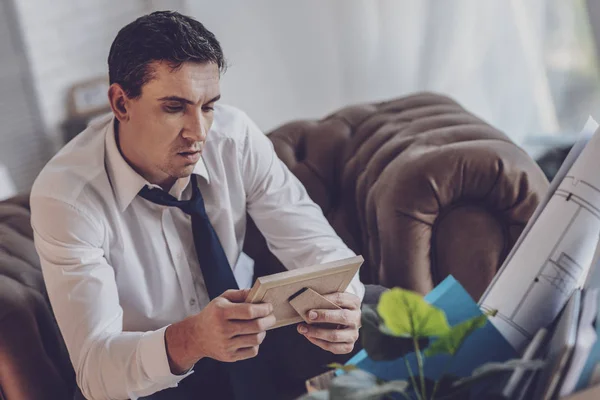 Triste deprimido homem segurando uma foto — Fotografia de Stock