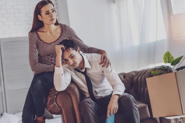 Trauriger netter Mann, der von seiner Frau unterstützt wird — Stockfoto