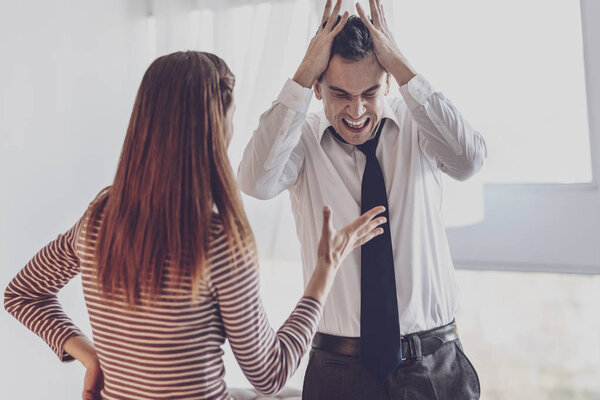 Злой эмоциональный человек, у которого нервный срыв
