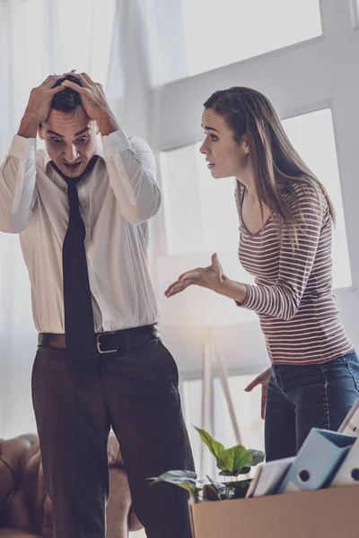 Deprimerad glädjelös kvinna att vara arg med maken — Stockfoto