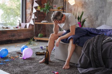 Akşamdan kalma olan üzgün olgun adam