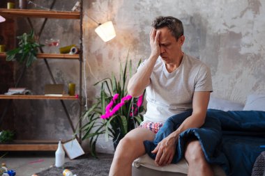 Uyanma üzgün olgun adam