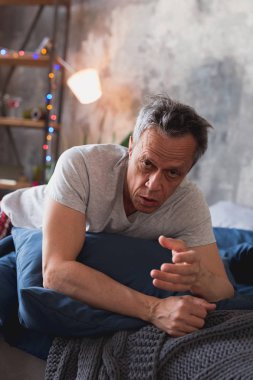 Yorgun olgun adam susuzluktan acı