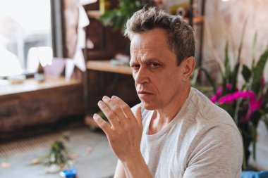 Sessizlik isteyen deli olgun adam