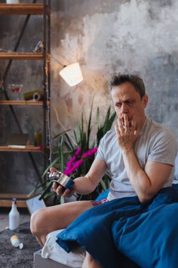 Şaşırmış gibi olgun adam iş eksik