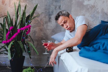 İçki seyreltilmiş olgun adam