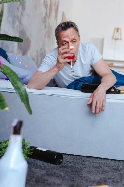 Olgun adam imbibing bitkin