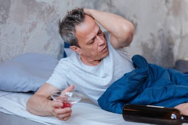 Kokteyl içme endişe olgun adam