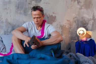 Odaklı olgun adam para ayrılık