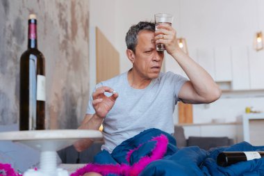 Üzgün olgun adam alıcı hap