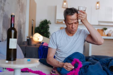 Mutsuz olgun adam akşamdan kalma acı