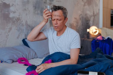 Baş ağrısı yaşıyor pürüzlü olgun adam