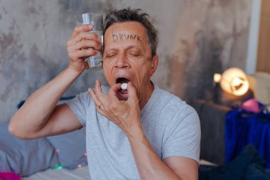 Olgun adam in ilaç ile tedavi