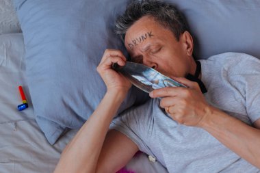 Susuzluk tolere sakin olgun adam