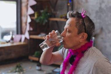 Susuzluk tatmin edici odaklı olgun adam