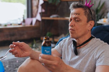 Olgun adam kalıntı rahatlatma sıktı