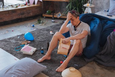 Akşamdan kalma tedavi üzgün olgun adam