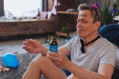 Mutsuz olgun adam yutma uyuşturucu