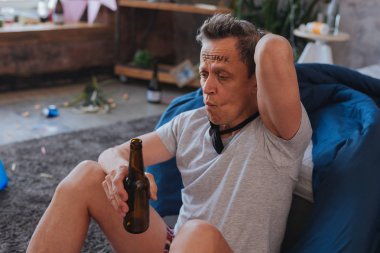 Parti hakkında pişman hasta olgun adam