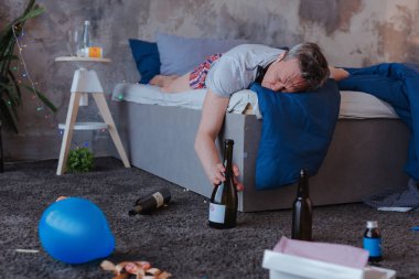 Olgun adam kutlama sonra uyku hapı