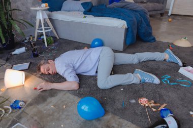 Overdrink olan üzgün olgun adam