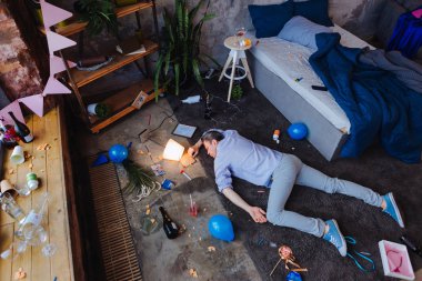 Sarhoş Olgun adam alkol misapplying