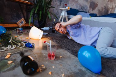 Alkol overindulging şok olgun adam