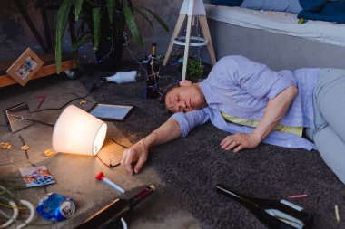 Squiffed olgun adam alkol gulping