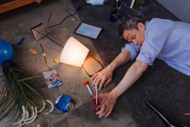 Daha fazla alkol gerek Sarhoş Olgun adam