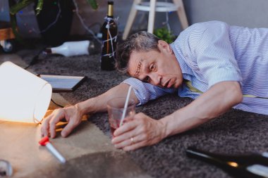 İçki isteyen mutsuz olgun adam